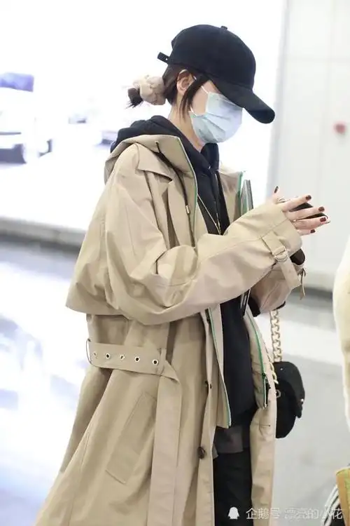 2月6日,北京,孙怡现身机场.