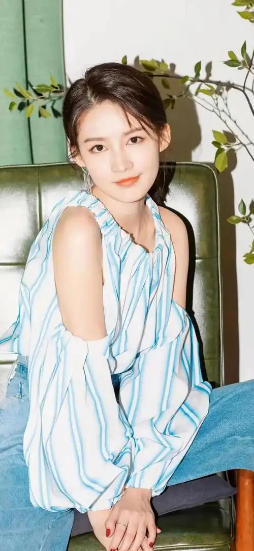 来看看宝藏女孩李沁的壁纸,天生丽质人淡如菊