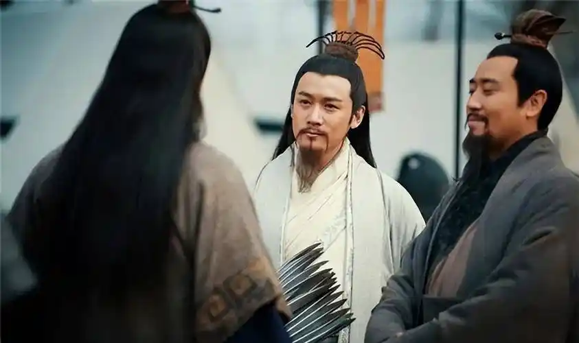 一番周折,甚至需要时时搬出刘备才能镇住,在这群刀头舔血的将军面前