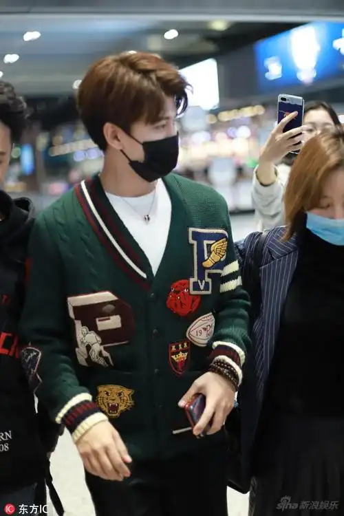 组图:任嘉伦一脸胶原蛋白 下飞机后依然精神百倍