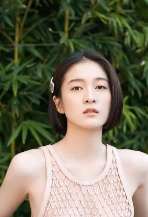 张雪迎短发造型出席活动,一袭裸色渔网裙秀气质,22岁可甜可酷