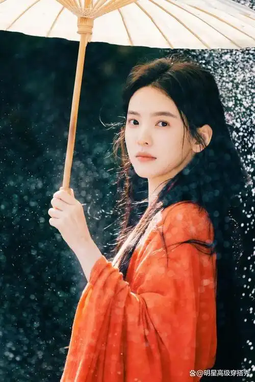 章若楠红衣撑伞照:红衣飒爽,清冷艳丽,古装造型惊艳时光