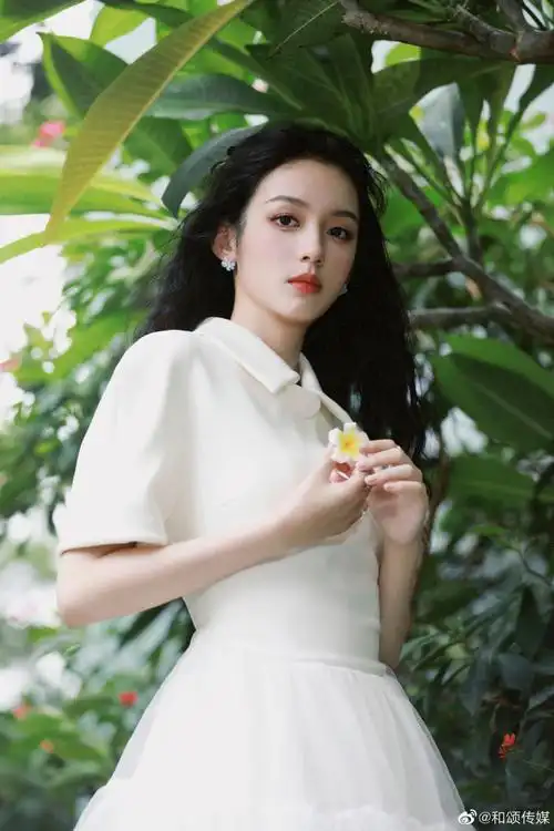 周也25日,和颂传媒晒出一组周也的外景照,她身穿