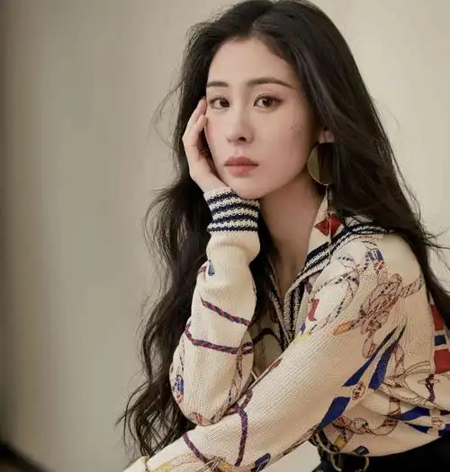 张碧晨生女事件后亮相综艺,一改风格唱起甜歌,短裤秀修长腿型