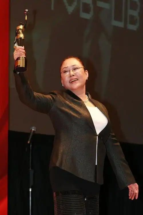 斯琴高娃奶奶装好时髦绿色外套配黑裤子显活力且不失高雅