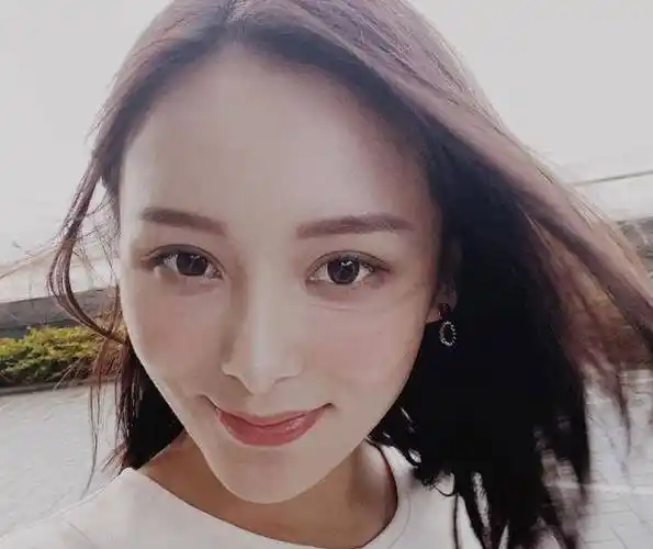 事业顺利的她,感情路却有点曲折,出道多年,她曾与张柏芝弟弟张柏文