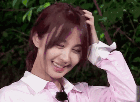 李菲儿不好意思摸头微笑gif动图_动态图_表情包下载_soogif