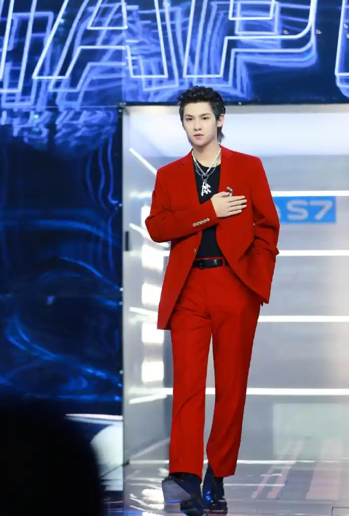 组图:黄明昊《快本》剧照曝光 酒红色西装帅气有型