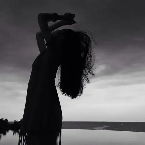 黑色衣服女生头像侧影__头像图片_扣扣乐园