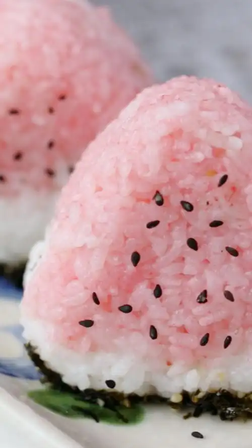 懒人美食#夏天做一个很夏天很简单的西瓜肉松饭团,清清凉凉,可可鞍