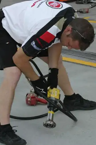 图文众车队取出封存赛车英美技师经验气锤