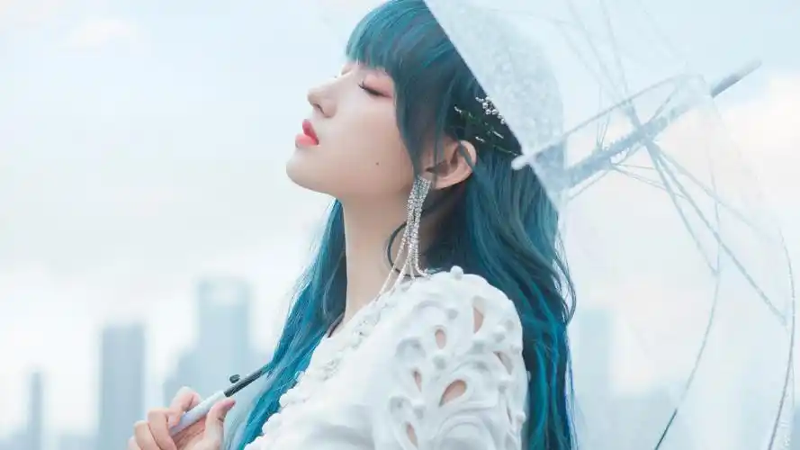 程潇蓝发白裙唯美清新写真