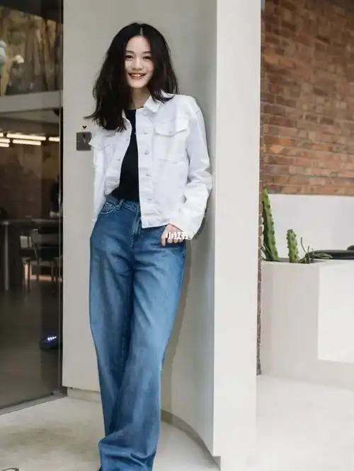 如果穿腻了蓝色牛仔可以试试清爽简单的白色牛仔衣了随便搭配黑白牛仔