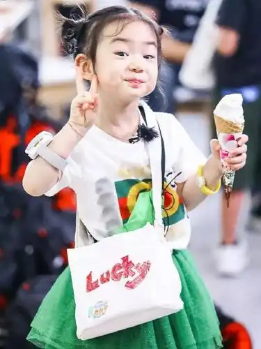 戚薇真会装扮女儿,lucky穿7套造型萌翻,网友:小时尚精!