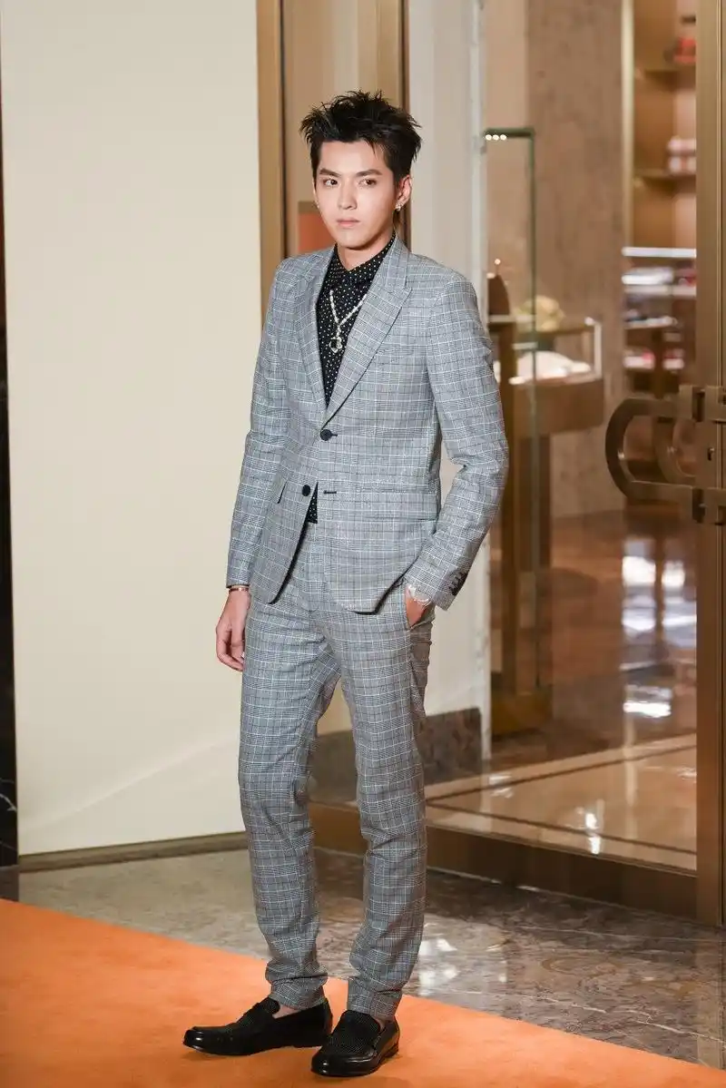 吴亦凡格子西服搭配波点衬衣一花到底,配乐福鞋风度翩翩