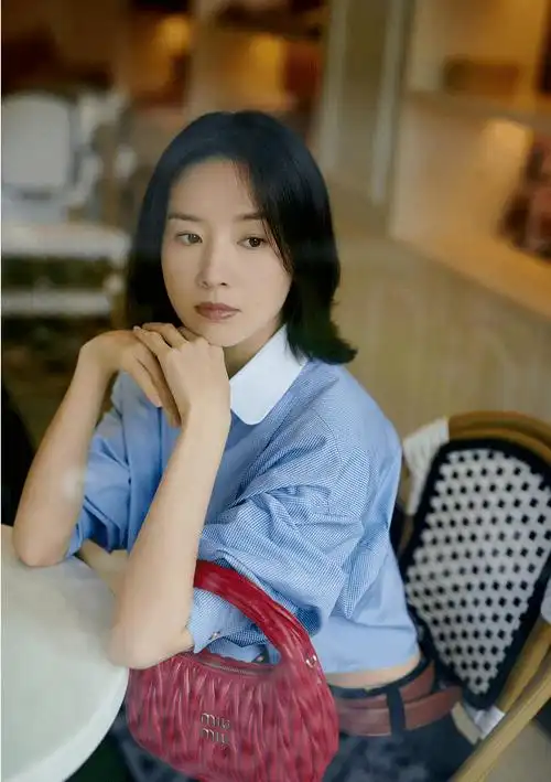 短发与深色系的口红结合在一起,更强调的是成熟女性的风情,再加上董洁