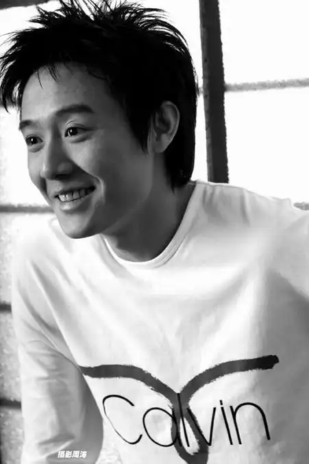 张博助阵谭维维演唱会 合唱《金沙》震撼全场