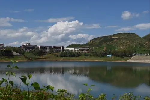 游——莲花湖 莲花湖位于湟中县鲁沙尔镇,占地面积15平方公里,山水