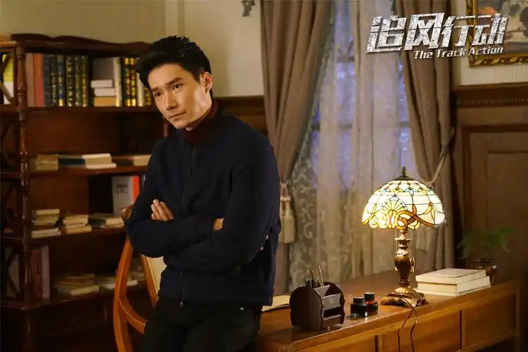 《追风行动》进社区李泰拍水戏"靠喝酒取暖"