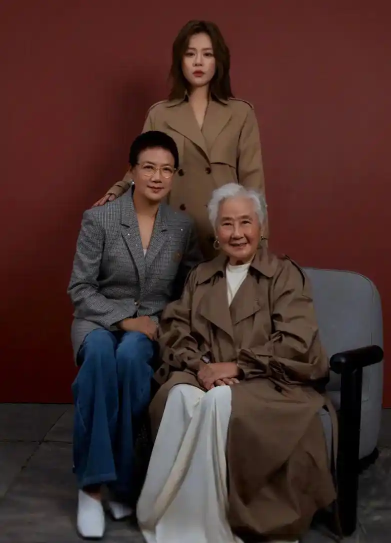 马思纯携全家拍大片,神情忧郁颜值回春,妈妈气质不输蒋雯丽