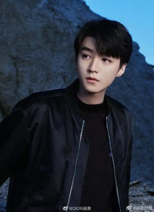 一身深蓝色套装,摩登忧郁感满满,是帅气的小凯啦~#王俊凯深蓝色套装