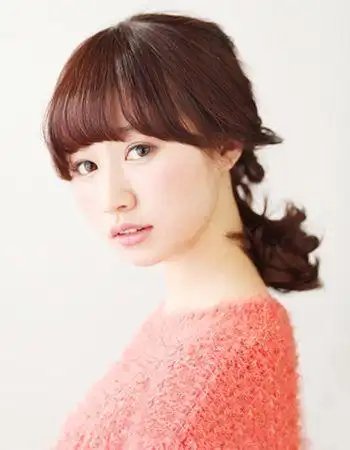 空气刘海国字脸低扎马尾辫发型内扣空气感的刘海,搭配后梳的低扎马尾