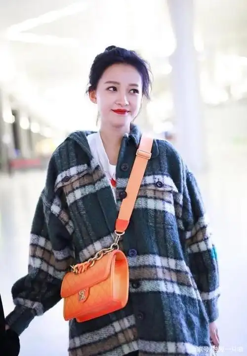 时尚辣妈孙怡机场照,穿搭时尚又有少女感,美出新高度!