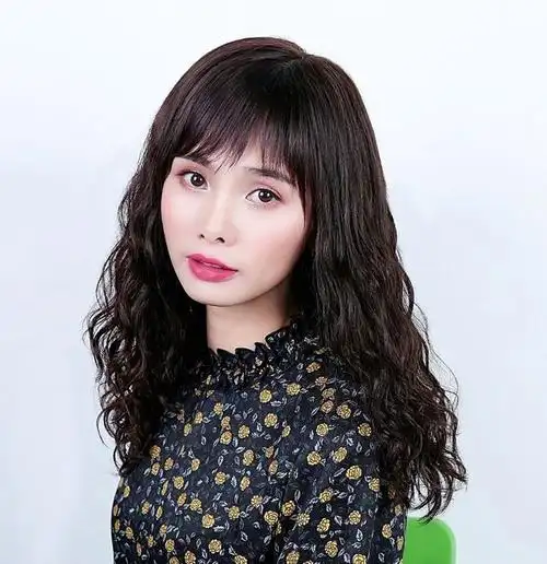 棕色系长度:中长发材质:真人发丝假发发型:长卷发货号:5s商品毛重:60