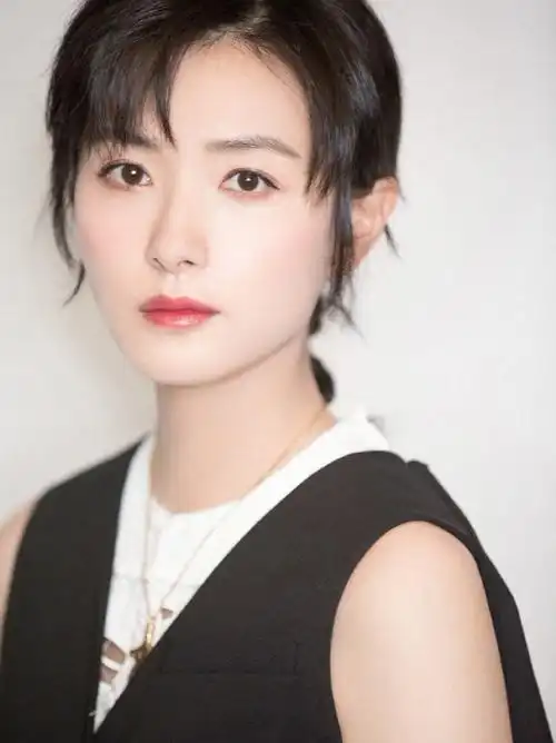 最近乘风破浪的姐姐们热度高高不下,我比较感兴趣的是万茜,姐姐看起来