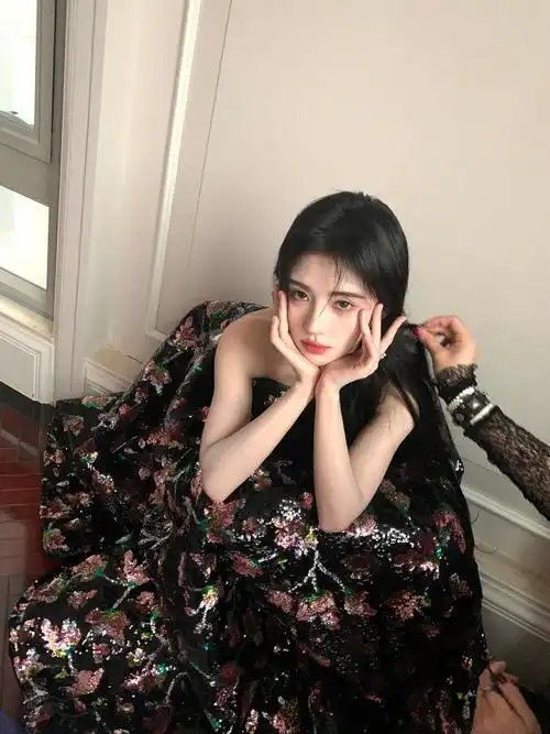 鞠婧祎穿黑底花裙妆容精致软糯可爱
