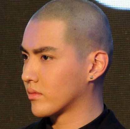 图吴亦凡剃光头与万人粉丝庆生坦言因戏剃光头倍感压力