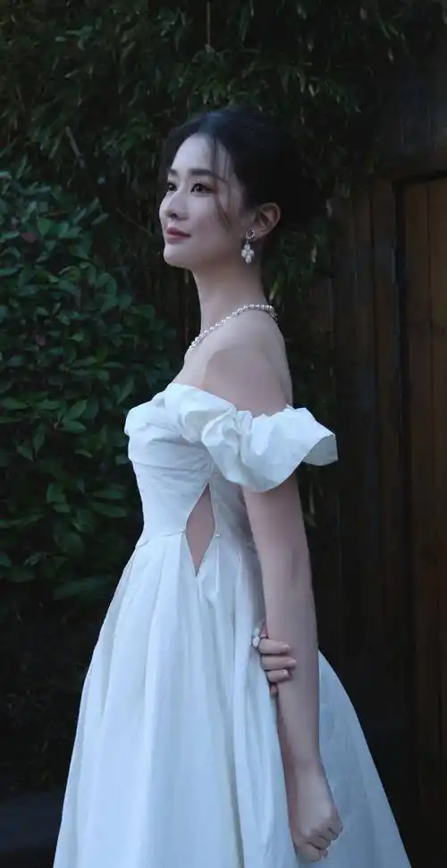 乔欣婚纱照,身穿白色一字肩纱裙,一眼就给人一种坠落感_表演_照片