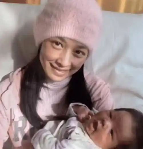 到了第二胎儿子的时候,张庭就已经开始有点"逆生长"的意思了,坐月子