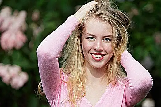 年轻,金发女郎,微笑,手捋头发