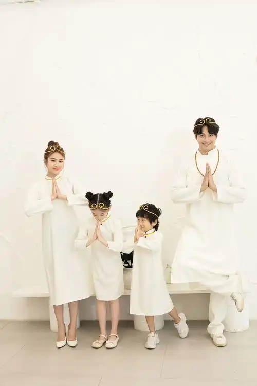 一家四口亲子装影楼拍照撞色主题套装拍摄时装全家福写真摄影服装