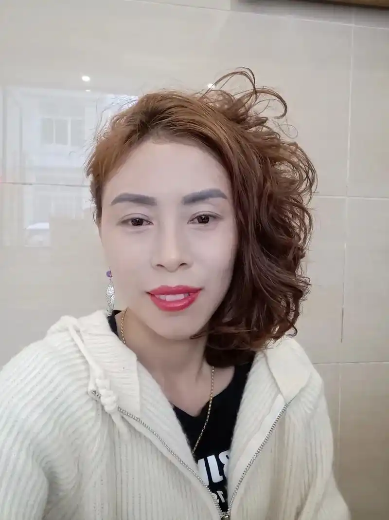 四十岁的阿姨,也出来干抛一回,换个发型,换种心情,是整老了还 - 抖音