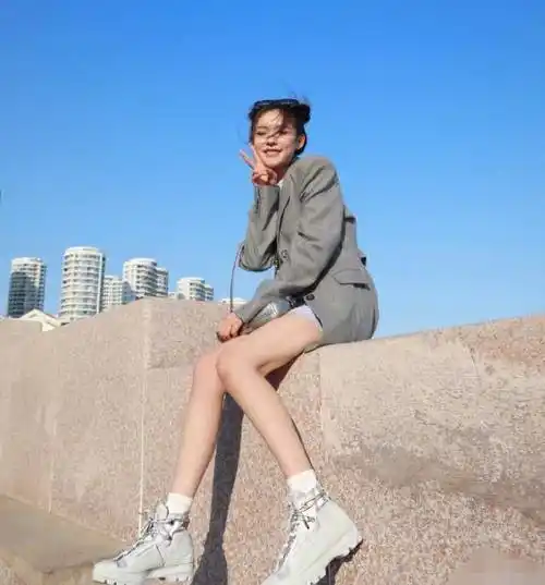 如果林允放的就是原图,那么这双腿甚至能够和郑爽的腿来一比高下.