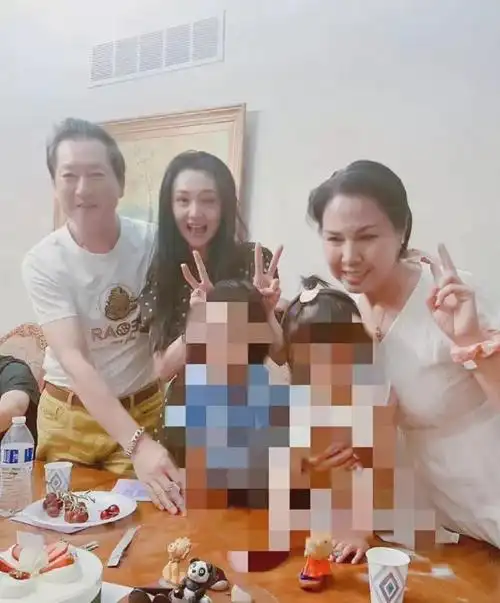 宝宝都长大了,闺女的头顶还扎着小啾啾,看起来非常的讨人喜欢,郑爽