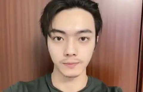 许凯录视频致敬医护人员 素颜出镜暖心为防疫加油