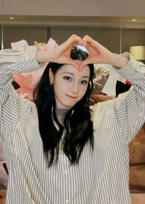 迪丽热巴比心好标准