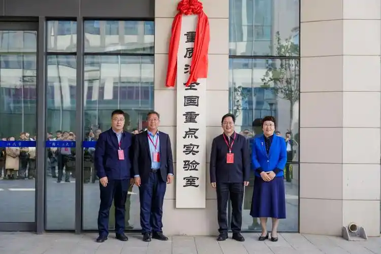 副校长张玲玲主持启用仪式,并向学术委员会委员介绍古镇口校区规划