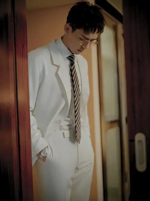 男明星李现一身白色西装写真图片