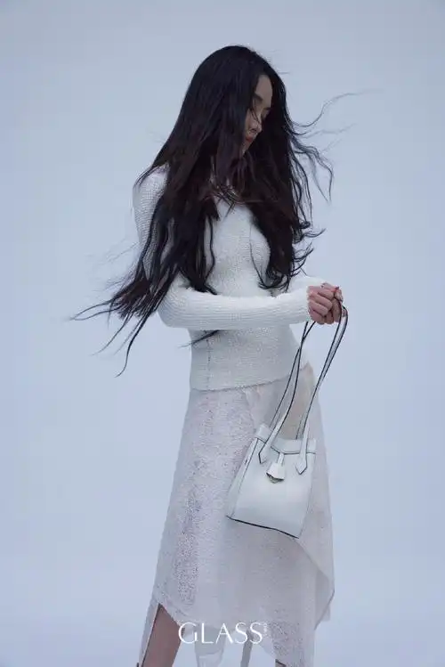 迎来了演员李沁的首登亮相 ,刚结束完 fendi 秋冬高定大秀的行程由眄