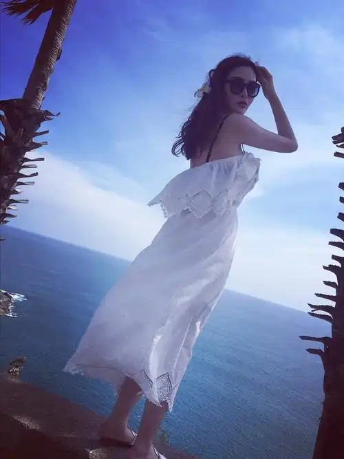 的白色长裙去年买的,平时穿也很合适96这次去神仙岛拍了两张背影照