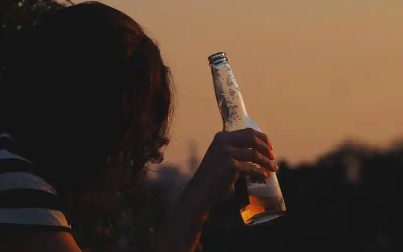 相关标签一个女人伤心喝酒图片上一图集:一个男人独自喝酒难过图片下