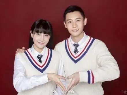 网传魏大勋送杨幂999玫瑰开车自驾到横店