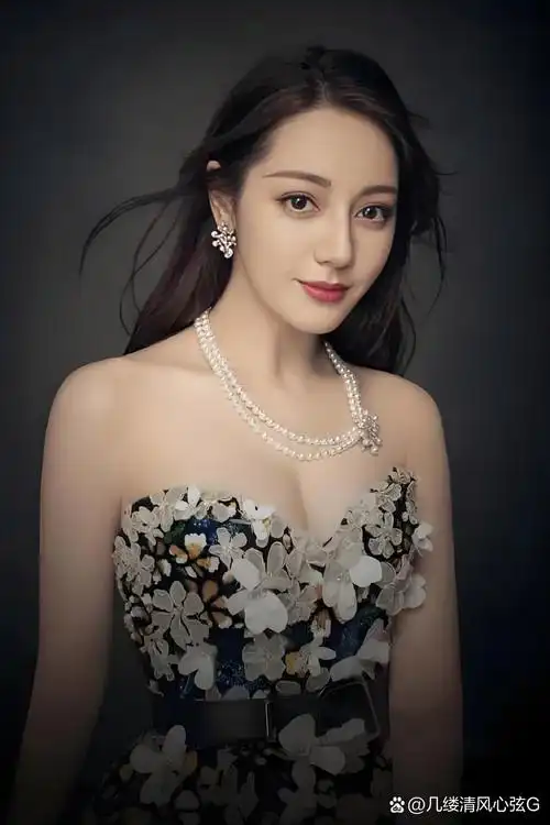 迪丽热巴自幼对艺术感兴趣,学习过多种乐器.