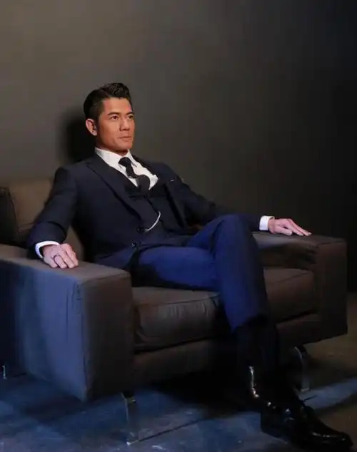 郭富城才是"反油腻"男人:西装笔挺,发型不乱,57岁不输小鲜肉