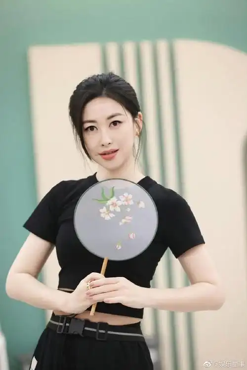 乘风五公晨曦大片##朱珠好适合国风#朱珠五公旗袍造型太美了吧,沟典