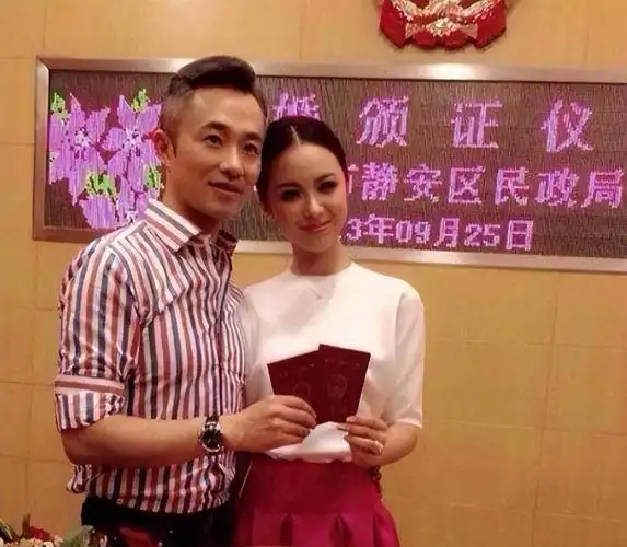 回顾主持人陈辰嫁小2岁歌手余笛41岁高龄生子结婚多年很幸福